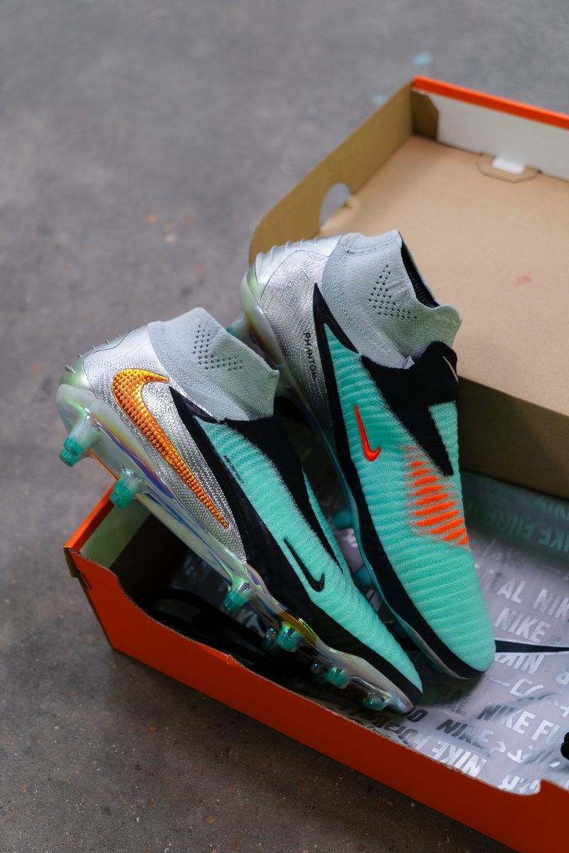 Nike Phantom 6 High (2025): форма верху й шнурівка