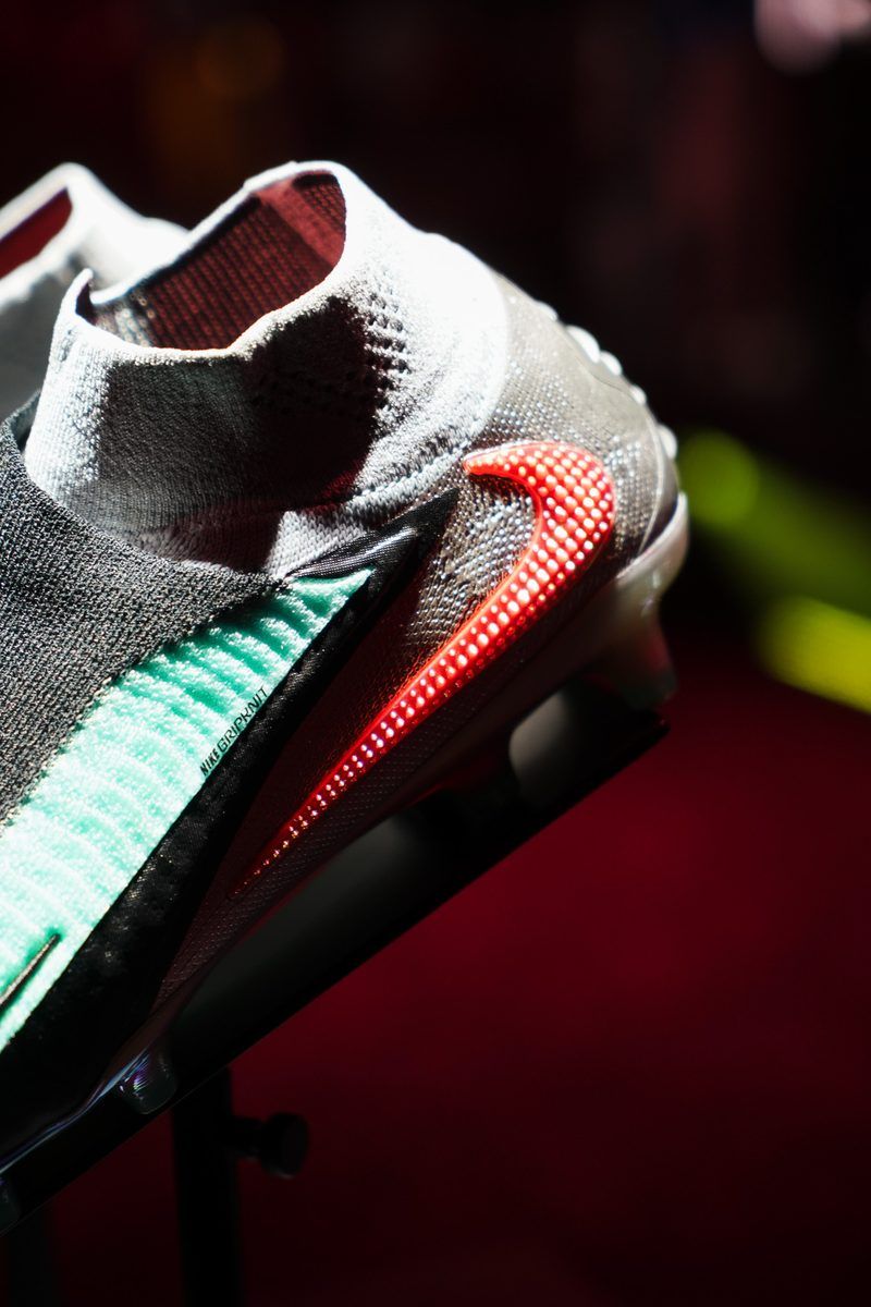 Nike Phantom 6 High (2025): комір і текстура верху зблизька