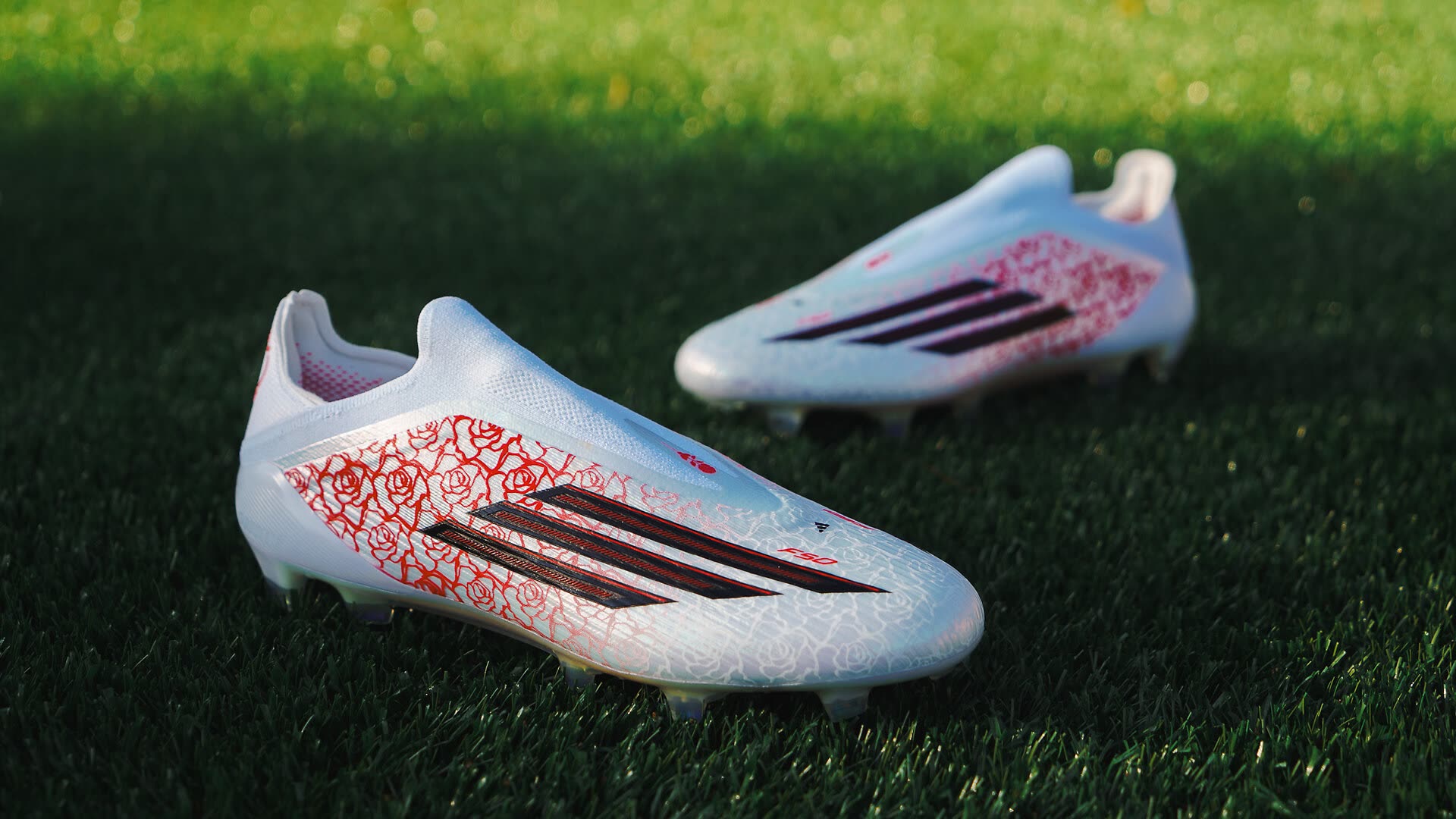 Пара бутс adidas F50 без шнурків «Heartbreaker» на траві