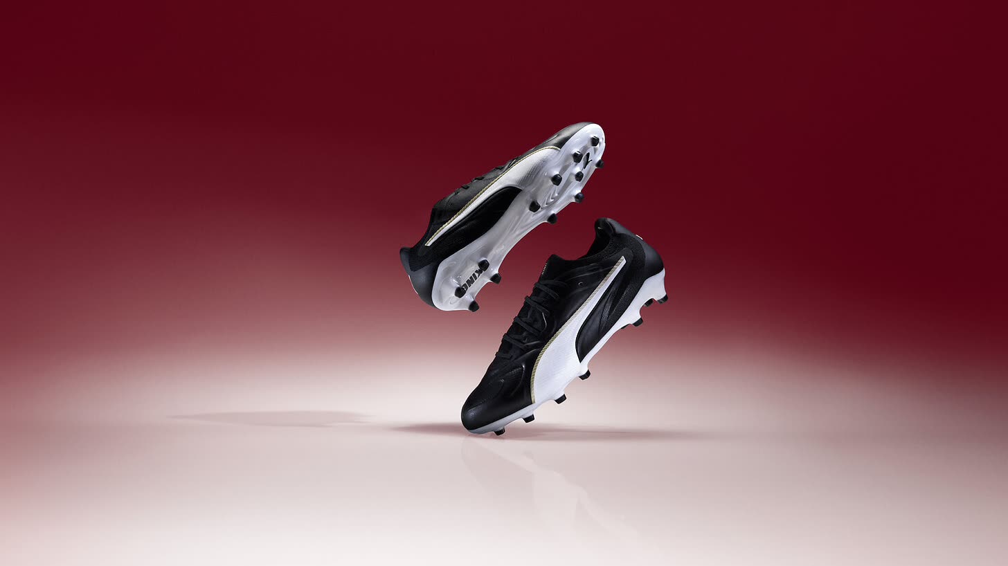 Пара бутс Puma King на червоному тлі