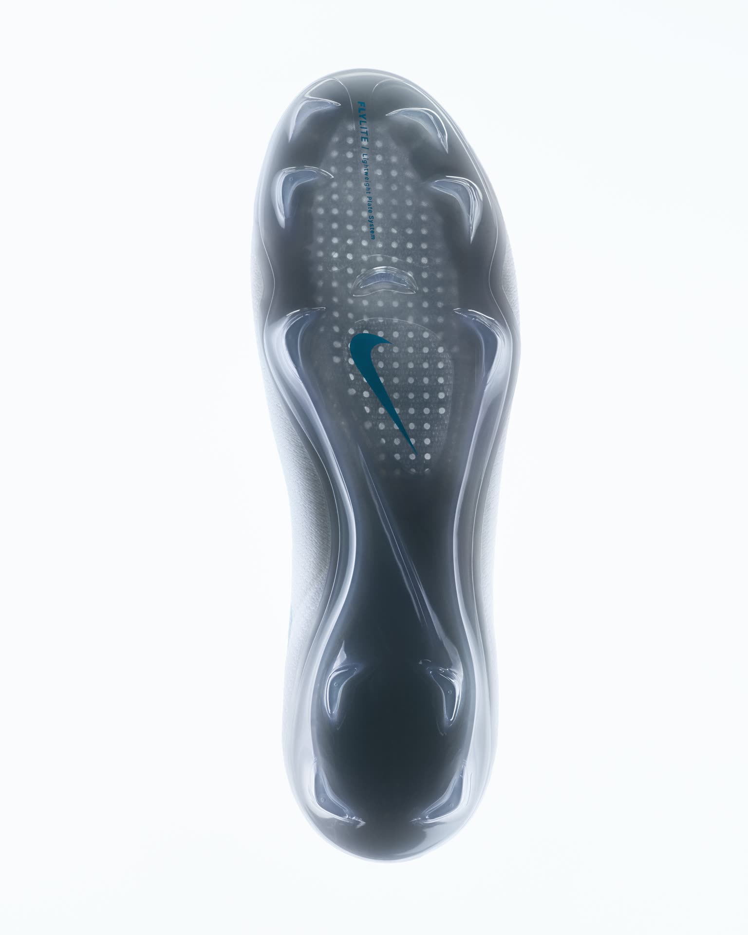 Підошва Nike Mercurial з пластиною Flylite і литими шипами, вигляд знизу на білому тлі