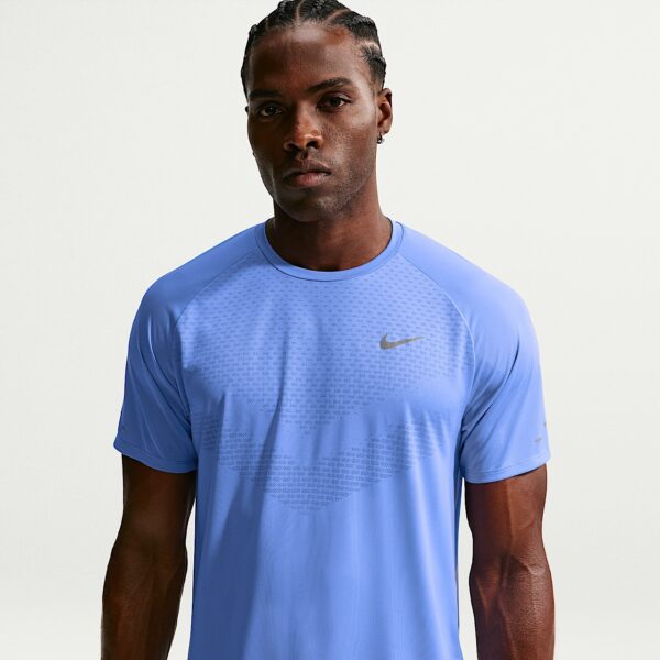 Футболка чоловіча бігова Nike Stride Dri-FIT HV5203-494