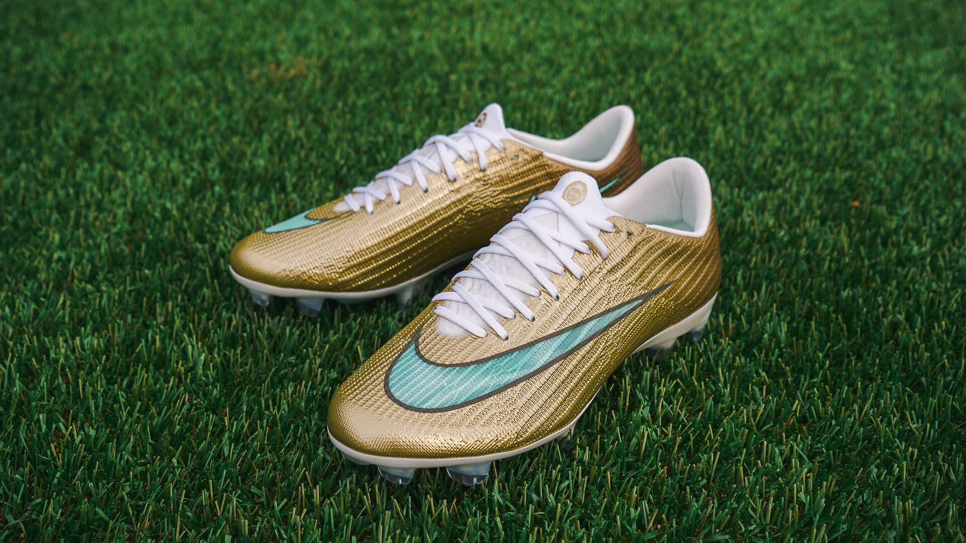 Золота пара Nike Mercurial Superfly 11 «Kylian Mbappé» на траві