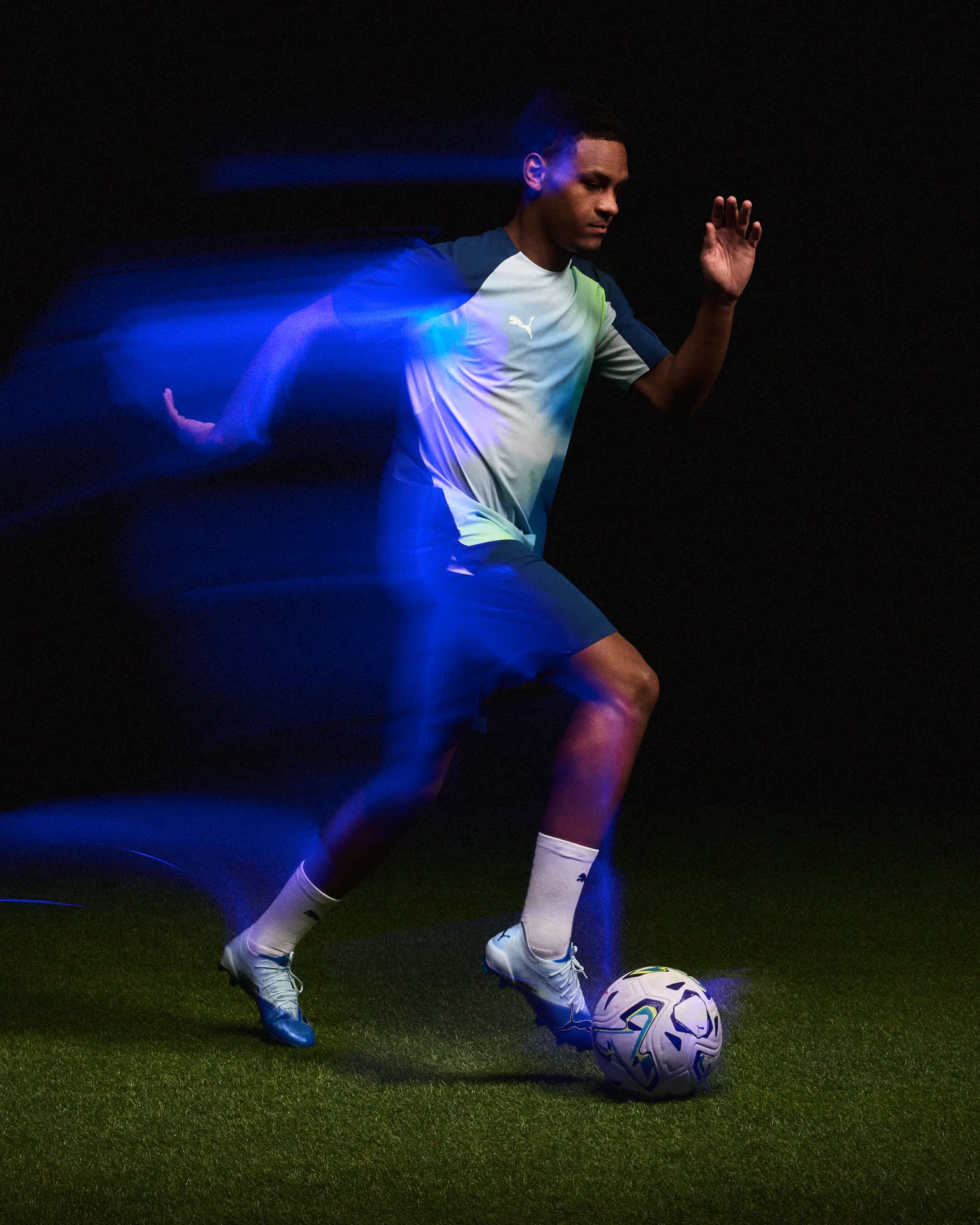 Консейсау веде м’яч у синіх Puma Ultra Nitro 7 на полі