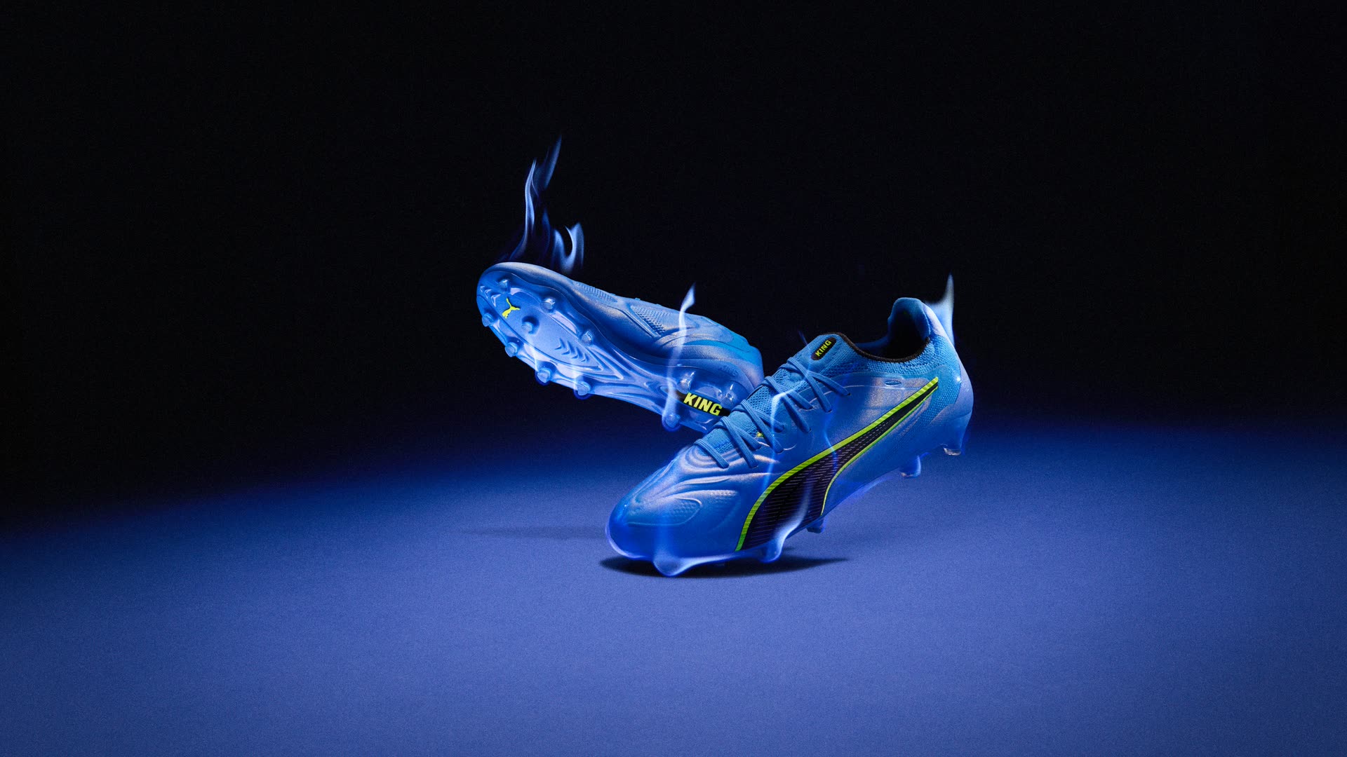 Пара Puma King 20 Ultimate у кольорі Unscripted: синій верх, чорна смуга Formstrip, лаймовий напис KING