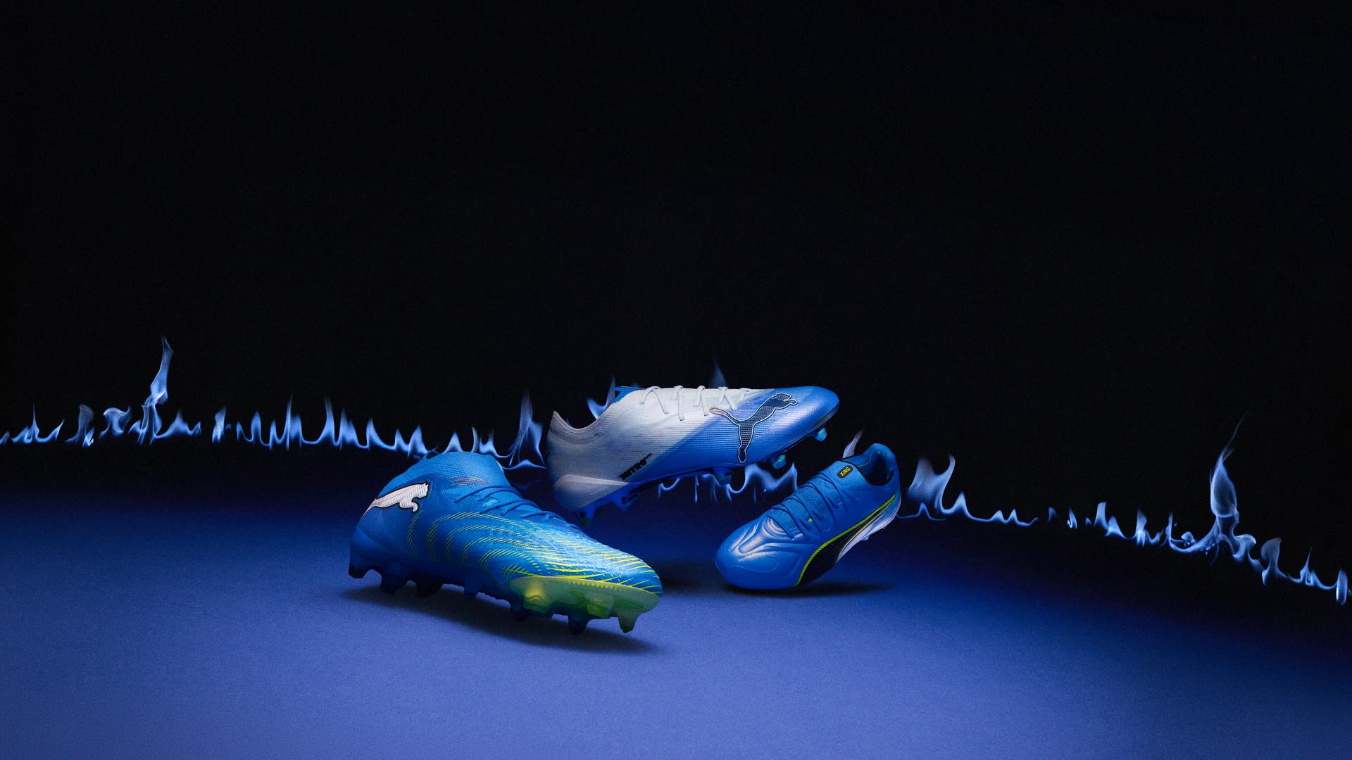 Три бутси Puma Unscripted Pack — Ultra Nitro 7, Future 9 і King 20 — у синьому світлі з полум'ям
